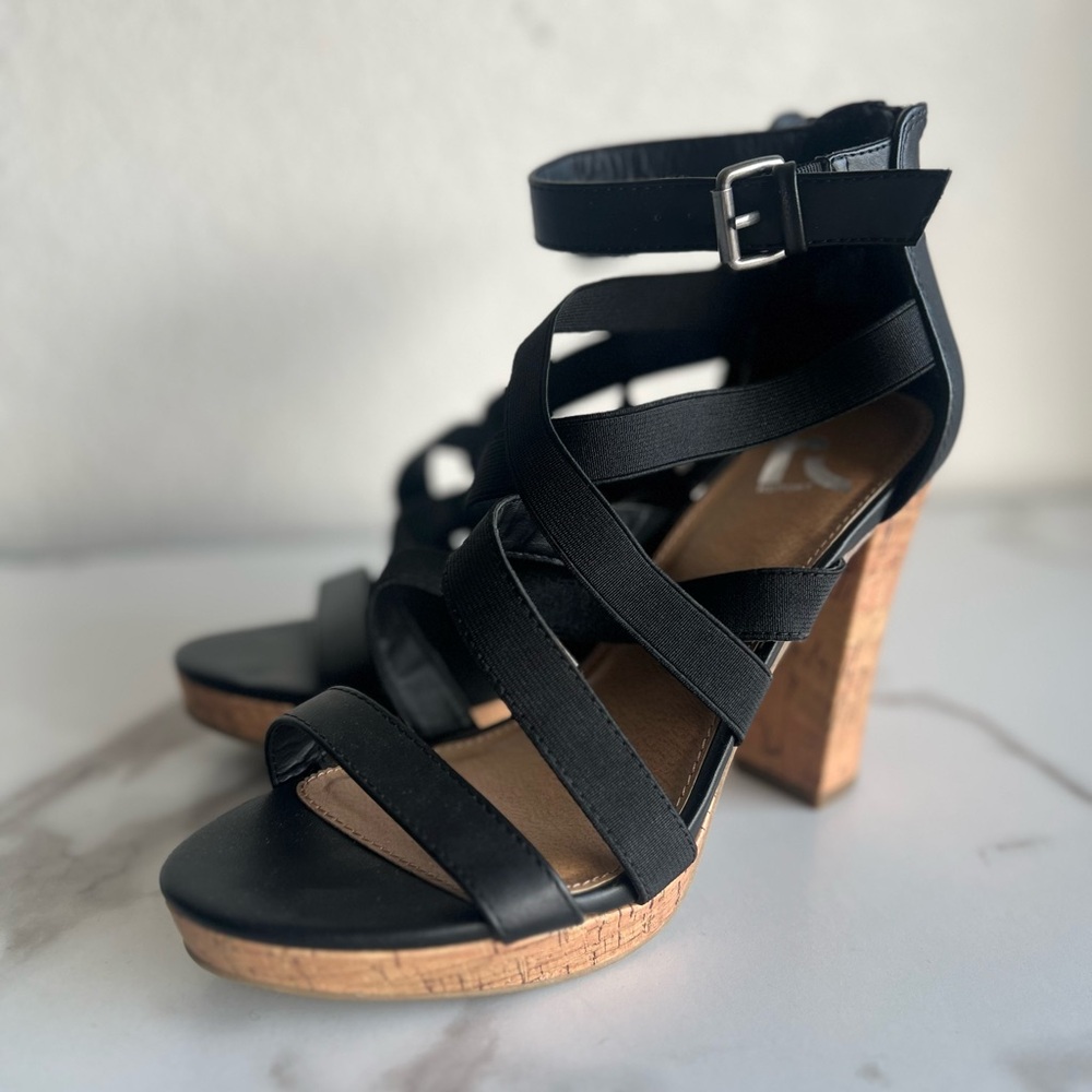 NWOT Women’s Report Black Strappy Heeled‎ Platform Sandals